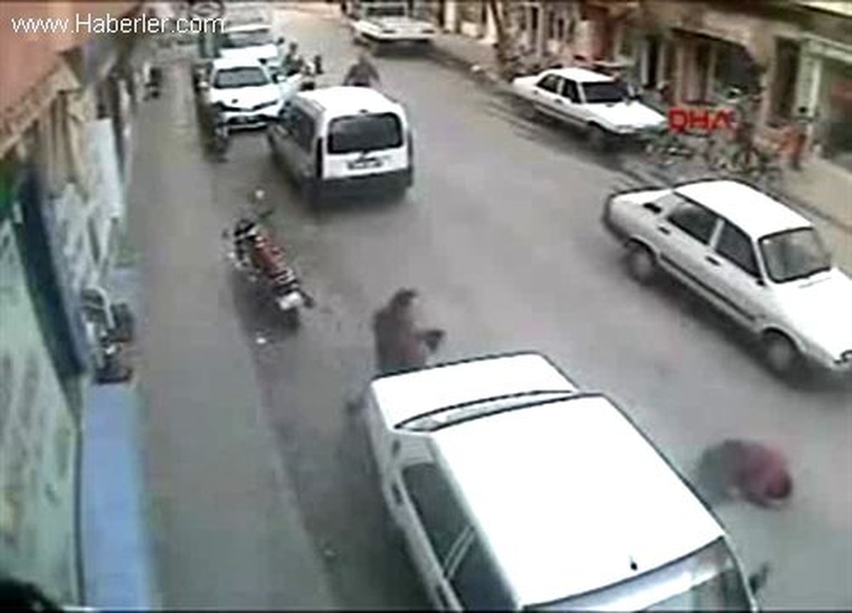 Yolun Karşısına Geçmeye Çalışan Çaycıya Otomobil Çarptı
