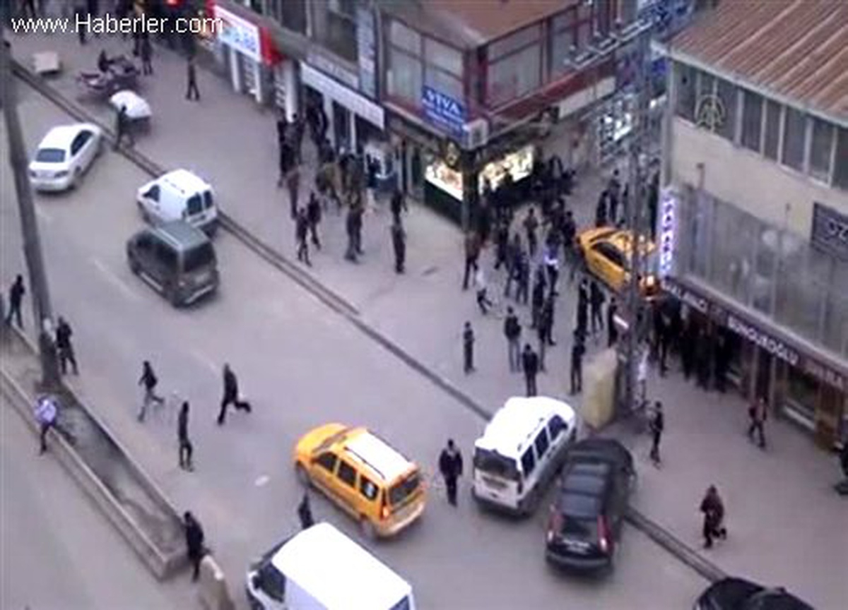 Yüksekova\'da izinsiz gösteriye polis müdahalesi