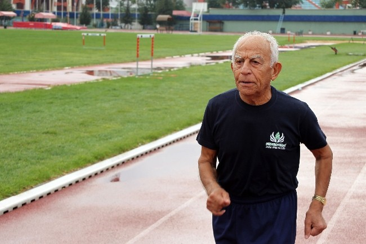 86 Yaşındaki Atlet, Avrasya Maratonunda Madalya ve Kupa Aldı