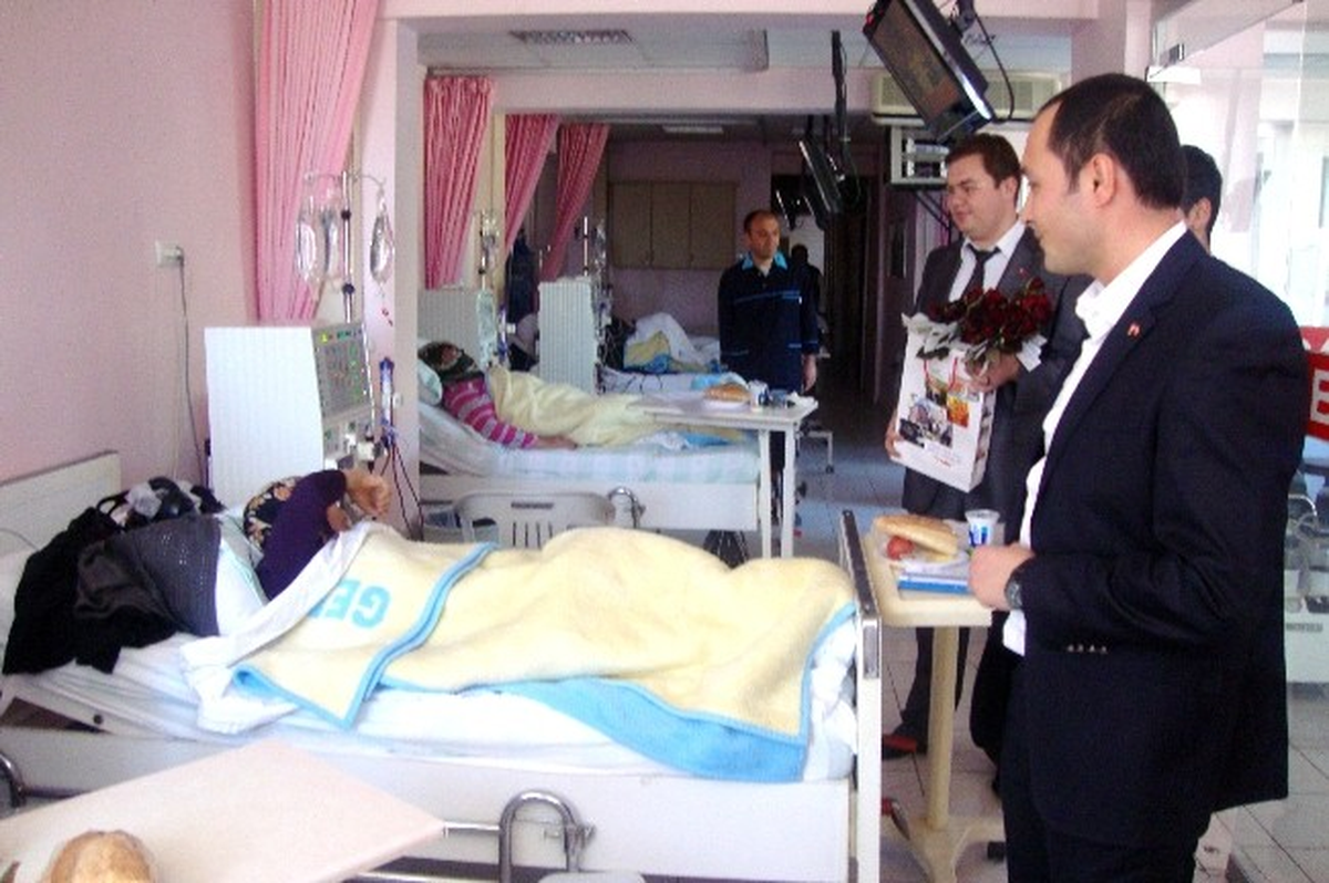 AK Parti Gediz Gençlik Kolları Üyelerinden Hastalara Ziyaret