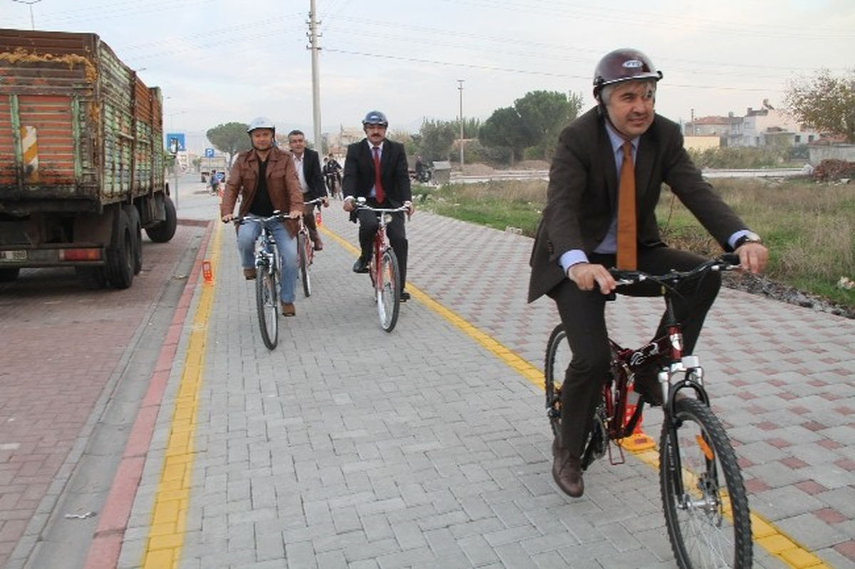 Akhisar\'ın İlk Bisiklet Yolu Açıldı