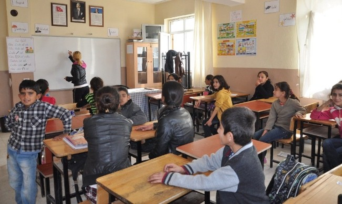 Altın Madalyalar Kazanan Genç Öğretmen Yılın Öğretmeni Seçildi