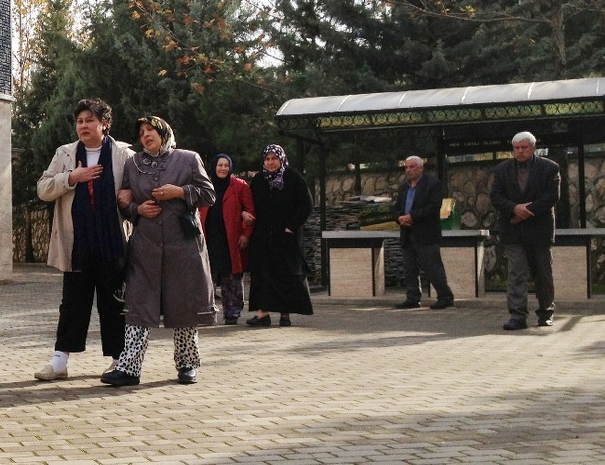 Annesinin Elini Bırakıp Ölüme Gitti