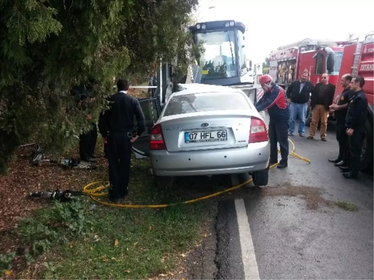 Aşırı Hızlı Olan Araç Kepçeye Çarptı