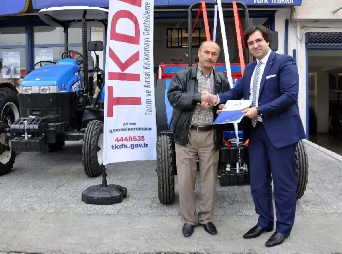 Aydın TKDK İlk Traktörünü Teslim Etti