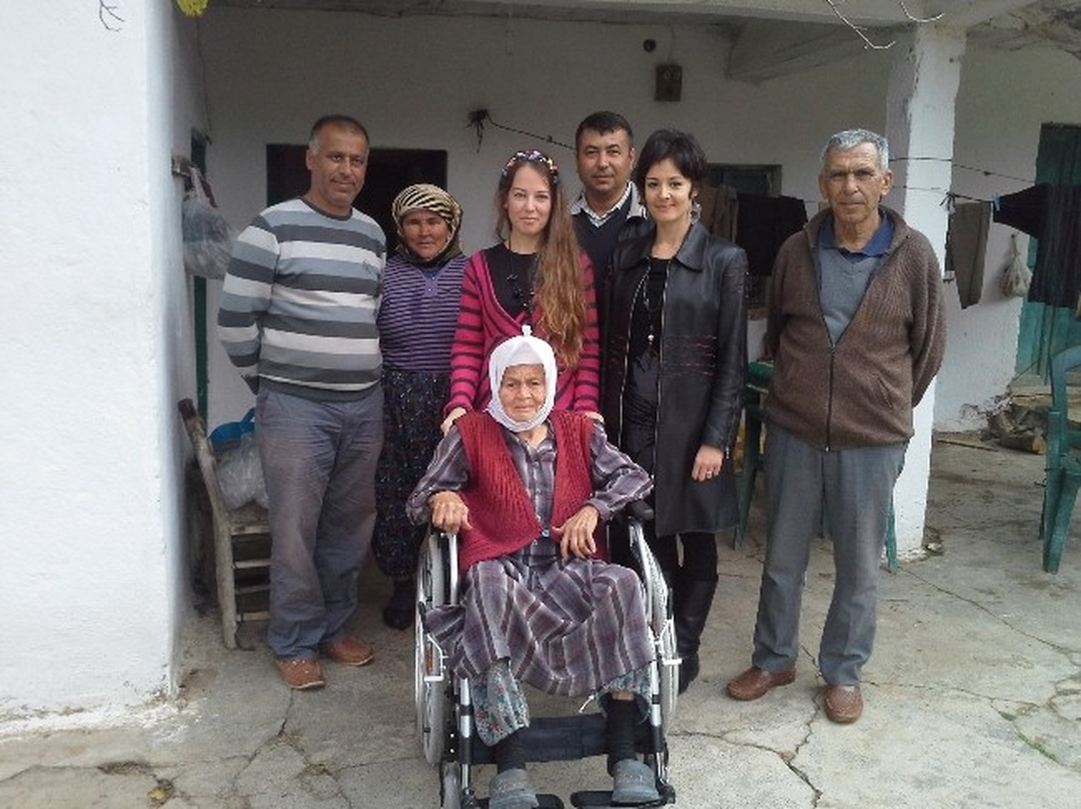 Ayşe Teyze, Güzel Havalarda Dört Duvar Arasında Kalmayacak