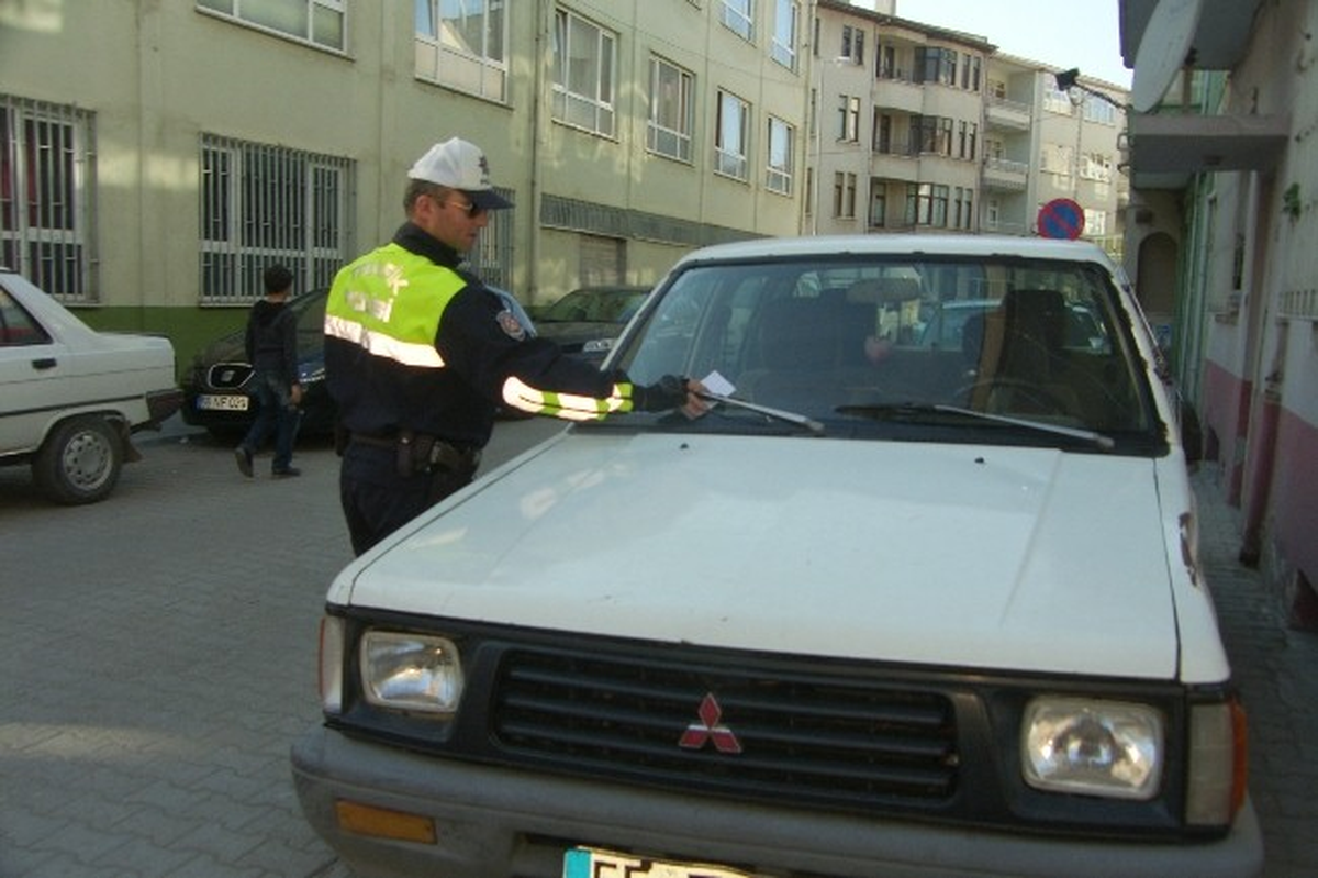 Bafra\'da Yaya Kaldırımına Park Yapan Araçlara Ceza