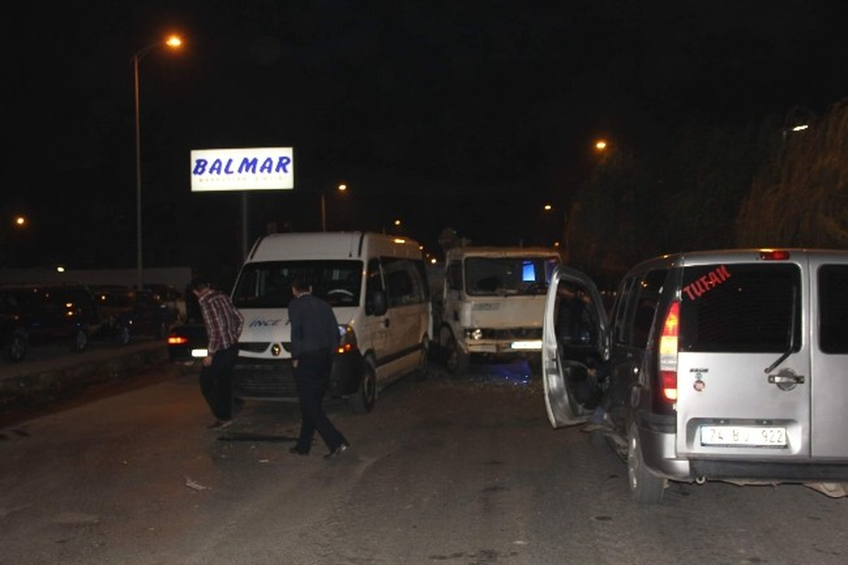 Bartın\'da Zincirleme Trafik Kazası: 2 Yaralı