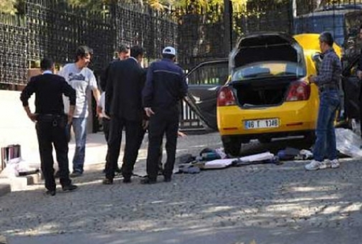 Başbakanlık Önünde "Canlı Bomba" Alarmı