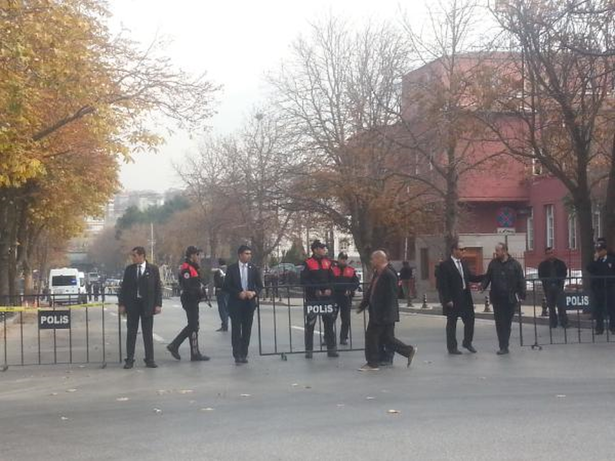 Başbakanlık Önünde \'Canlı Bomba\' Alarmı