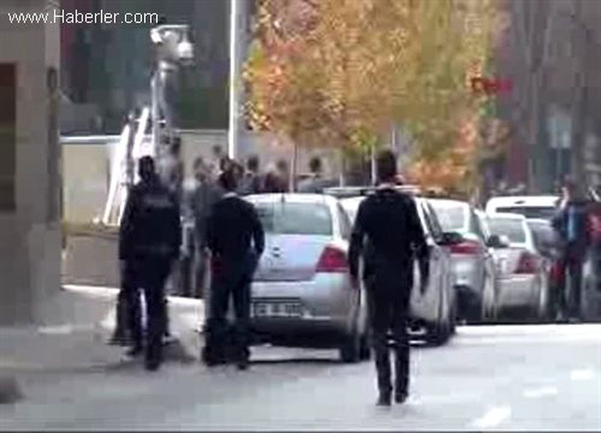 Başbakanlık Önünde \'Canlı Bomba\' Alarmı