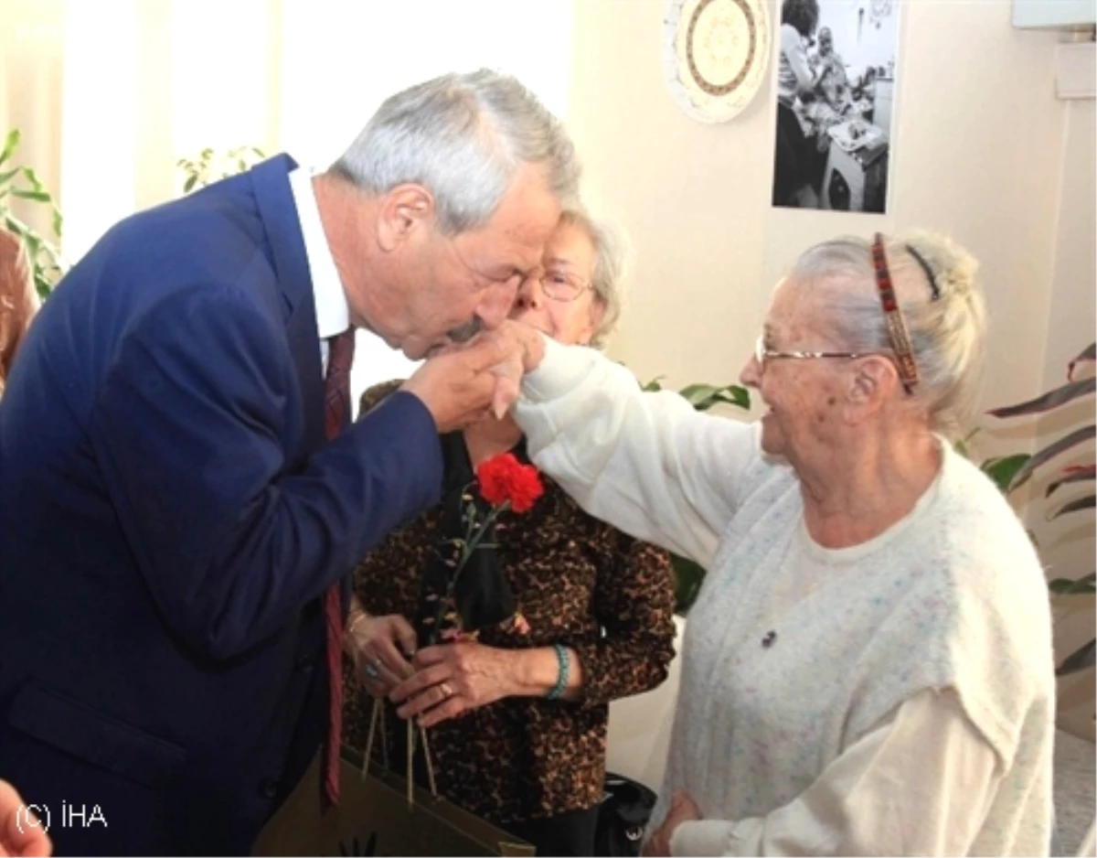 Karabağlar Belediye Başkanı Kürüm\'den Huzurevine Ziyaret