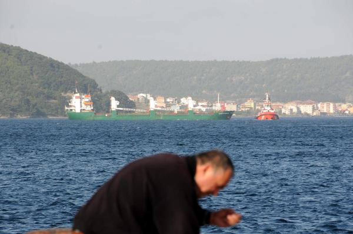 Boğaz Geçişinde Makineleri Arızalandı (2)
