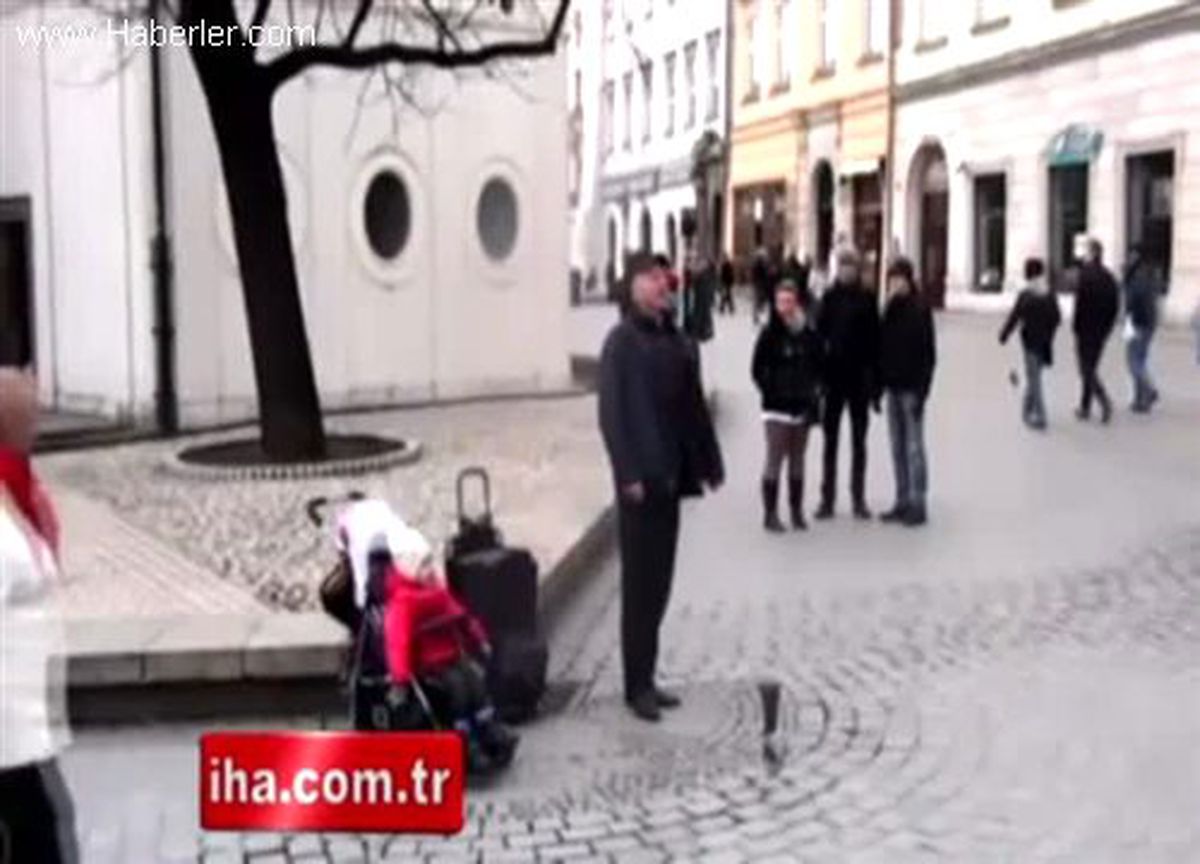 Rusya'da Küçük Kız ve Babası Sokakta Düet Yaptı