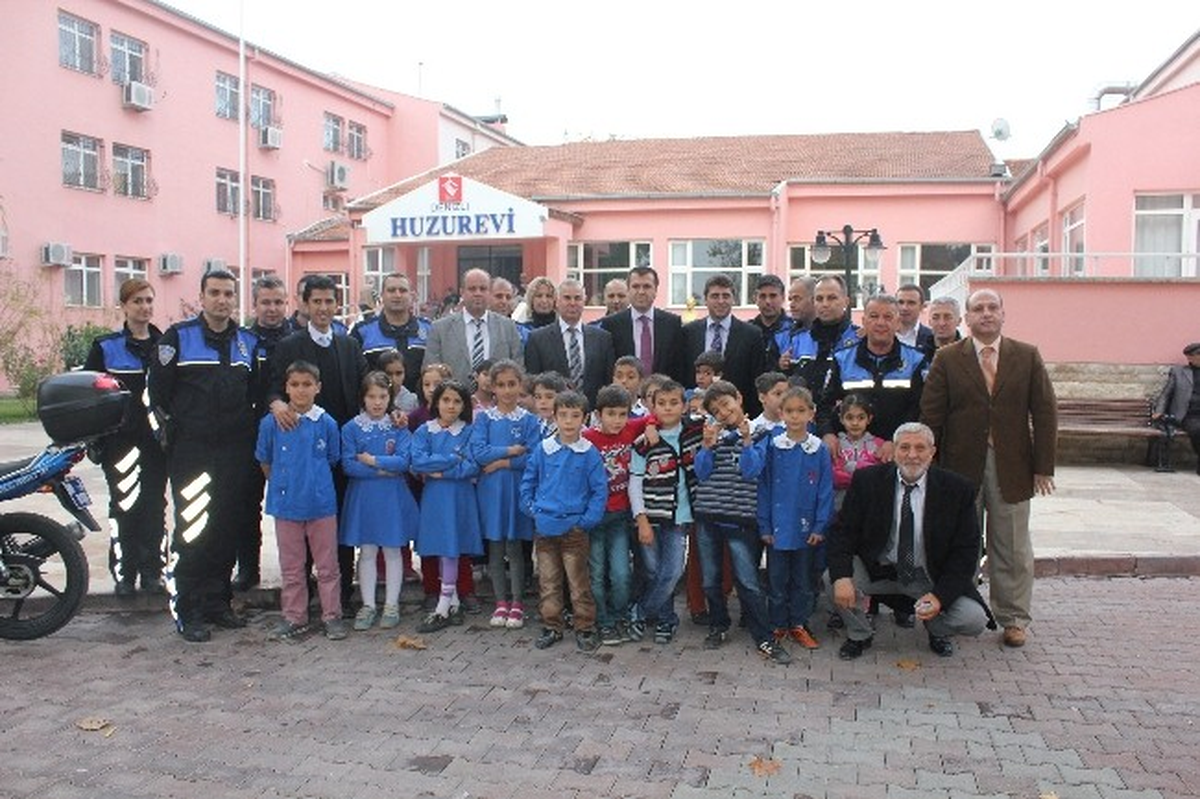 Çocuklar Toma\'ya Bindi, Polislerle Su Sıktı