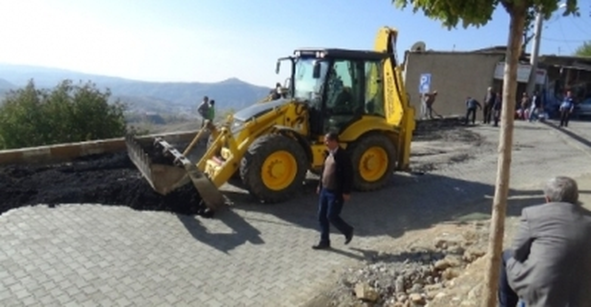 Diyarbakır\'ın Kulp İlçesinde Bozuk Yollar Onarılıyor