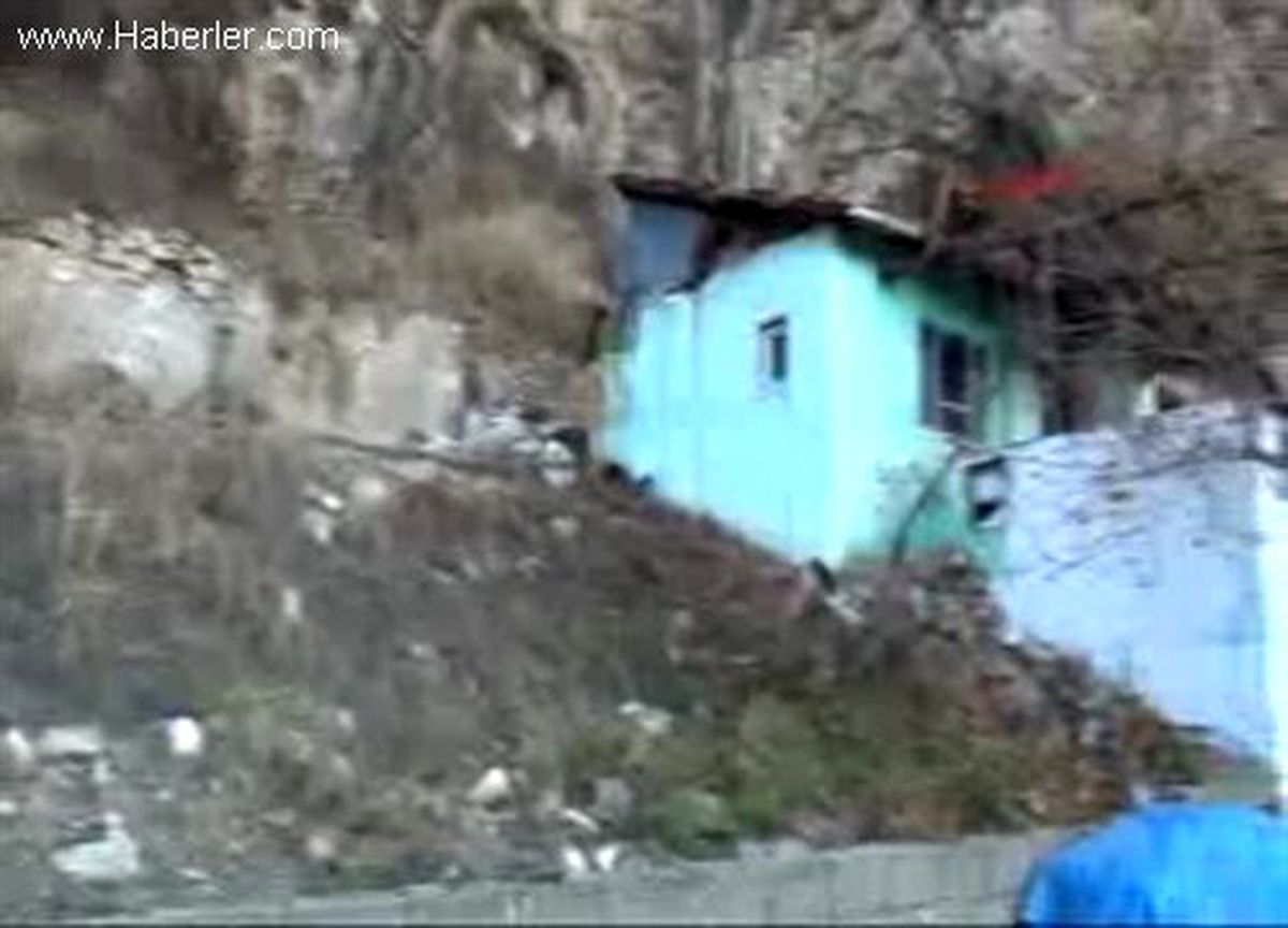 Düşen Kaya Parçaları Korkutuyor