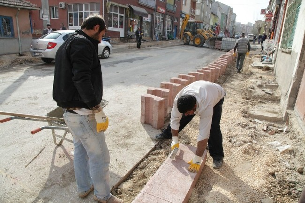 Emek Mahallesinde Yaya Yolu Yapımı