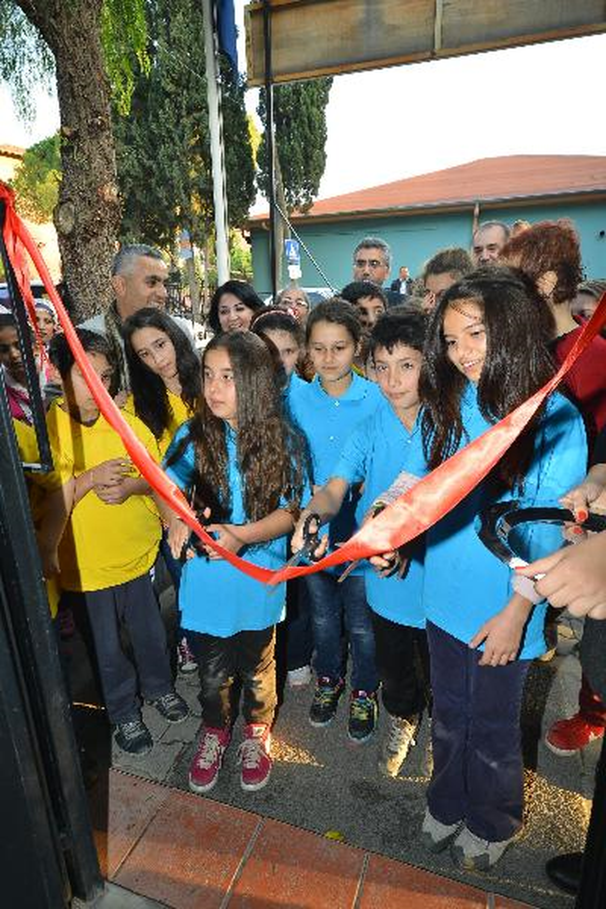 Gençlik ve Çocuk Merkezi\'nin Kurdelesini Çocuklar Kesti