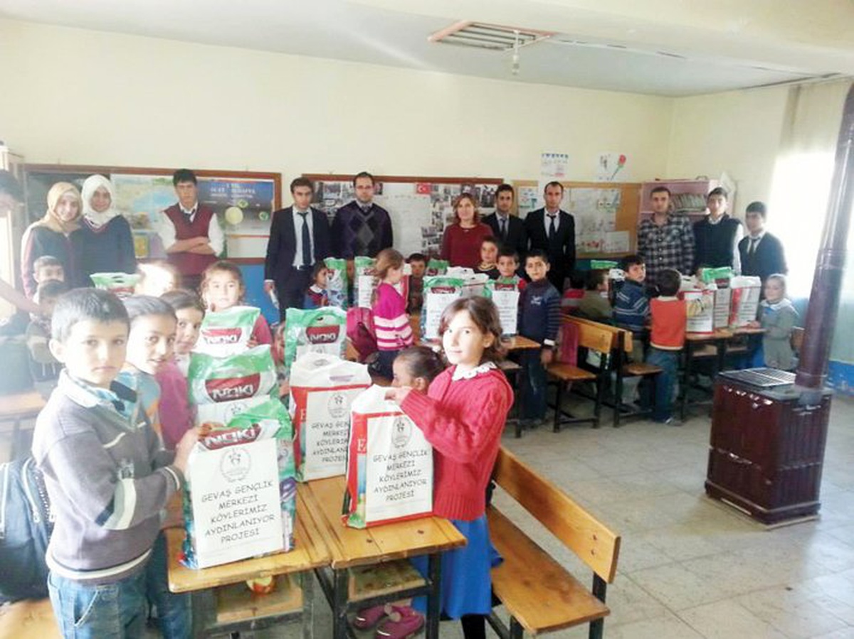 Gevaş\'taki Köyler Yeniden Aydınlanıyor