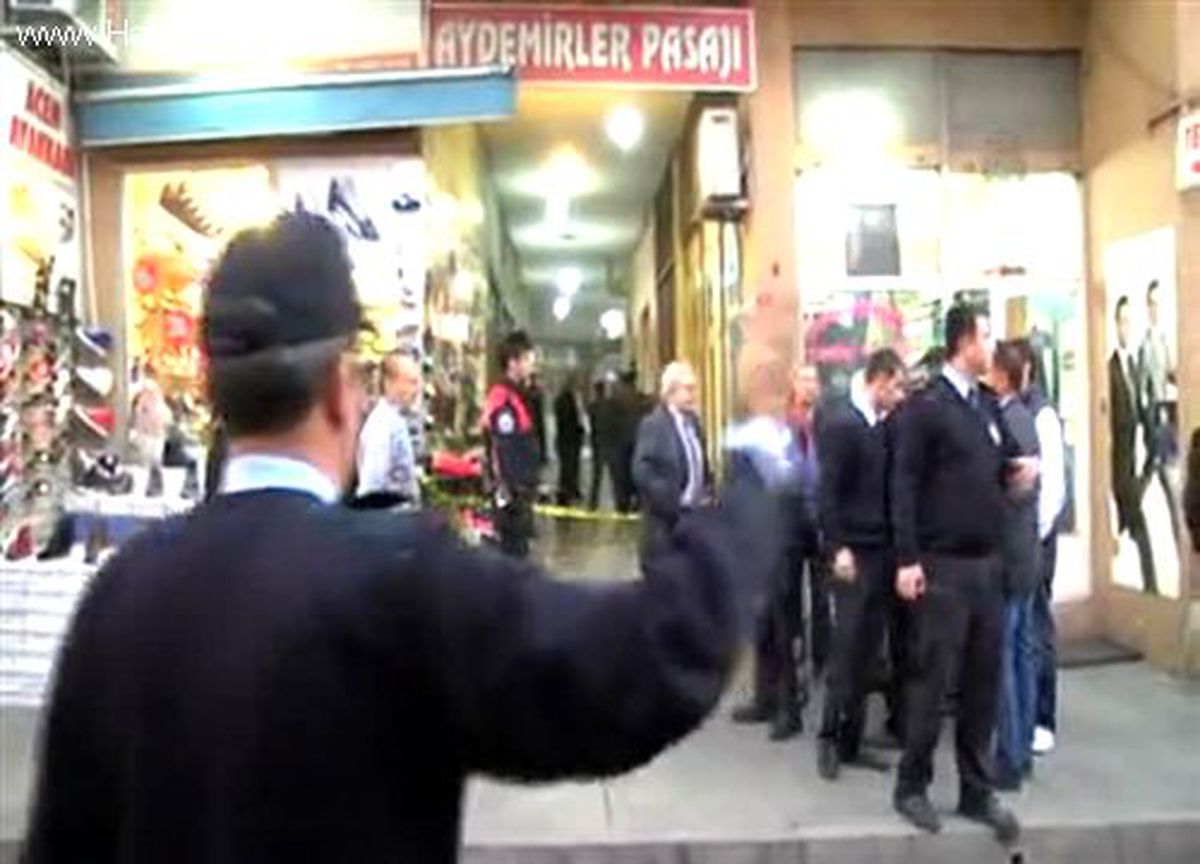 Gözaltına alınmamak için kafasına silah dayadı