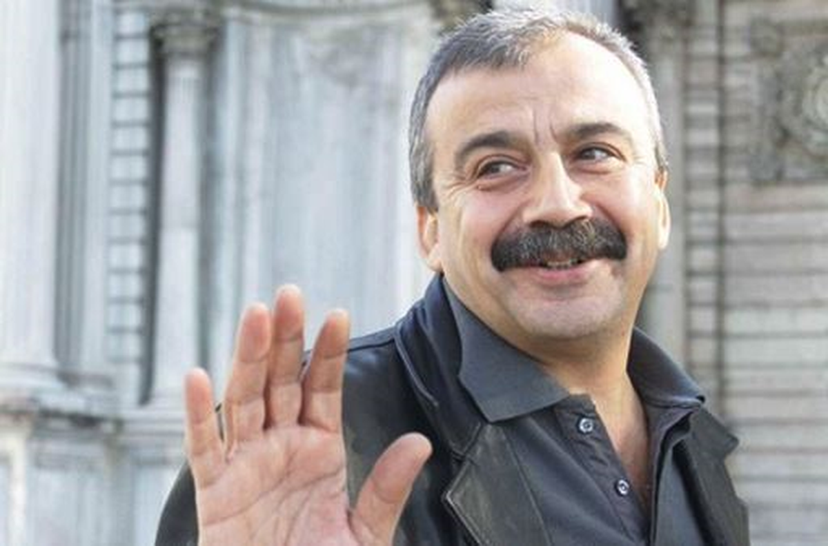 Hdp\'li Önder Genel Kurula Kravatsız ve Kot Pantolonlu Girdi