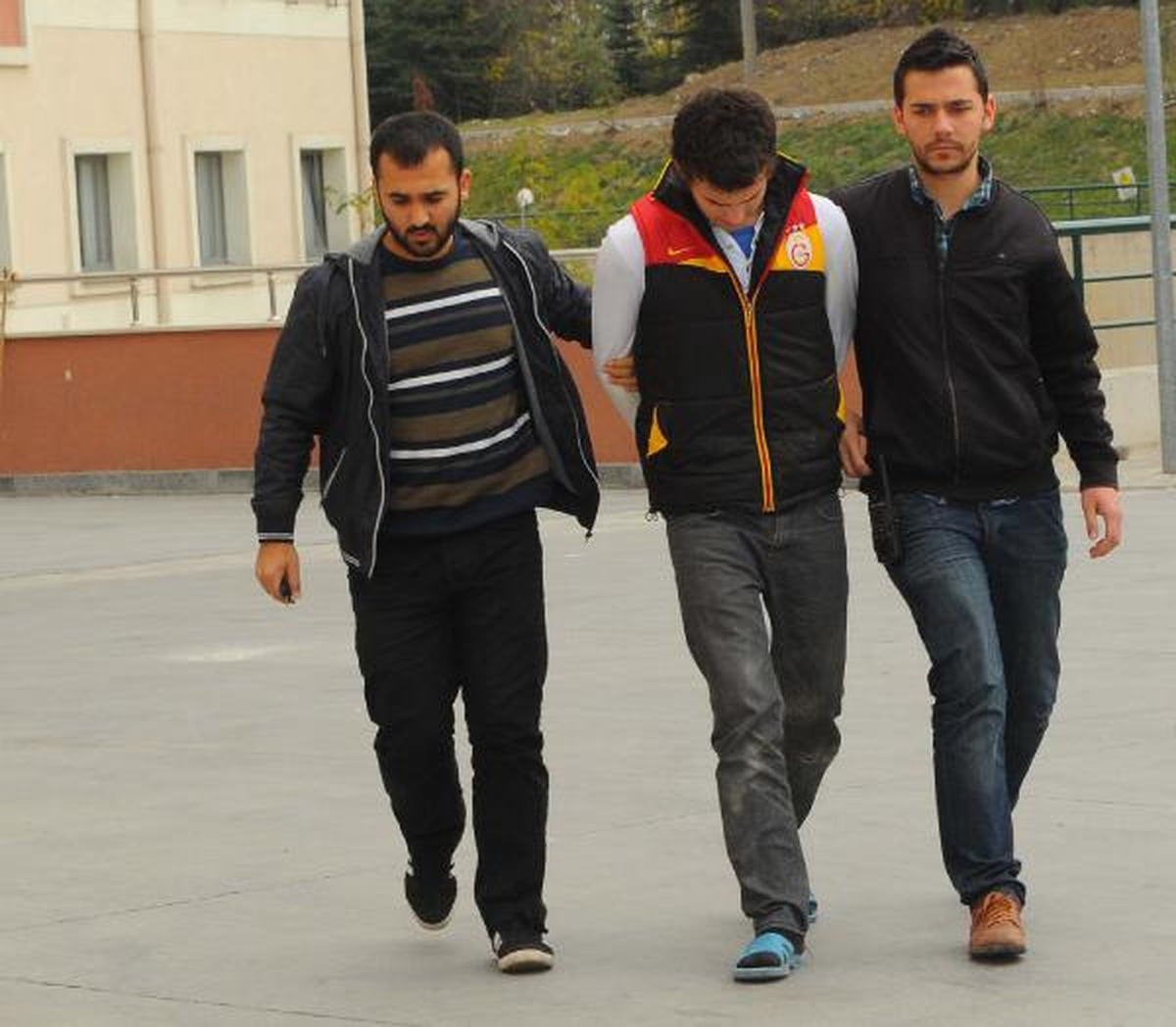 Hırsızlık Şüphelisi Ayağında Terlikle Adliyeye Sevk Edildi
