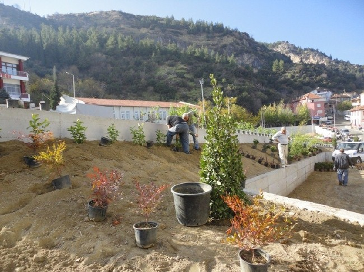 Honaz Meydanı Çiçekle Donatılıyor