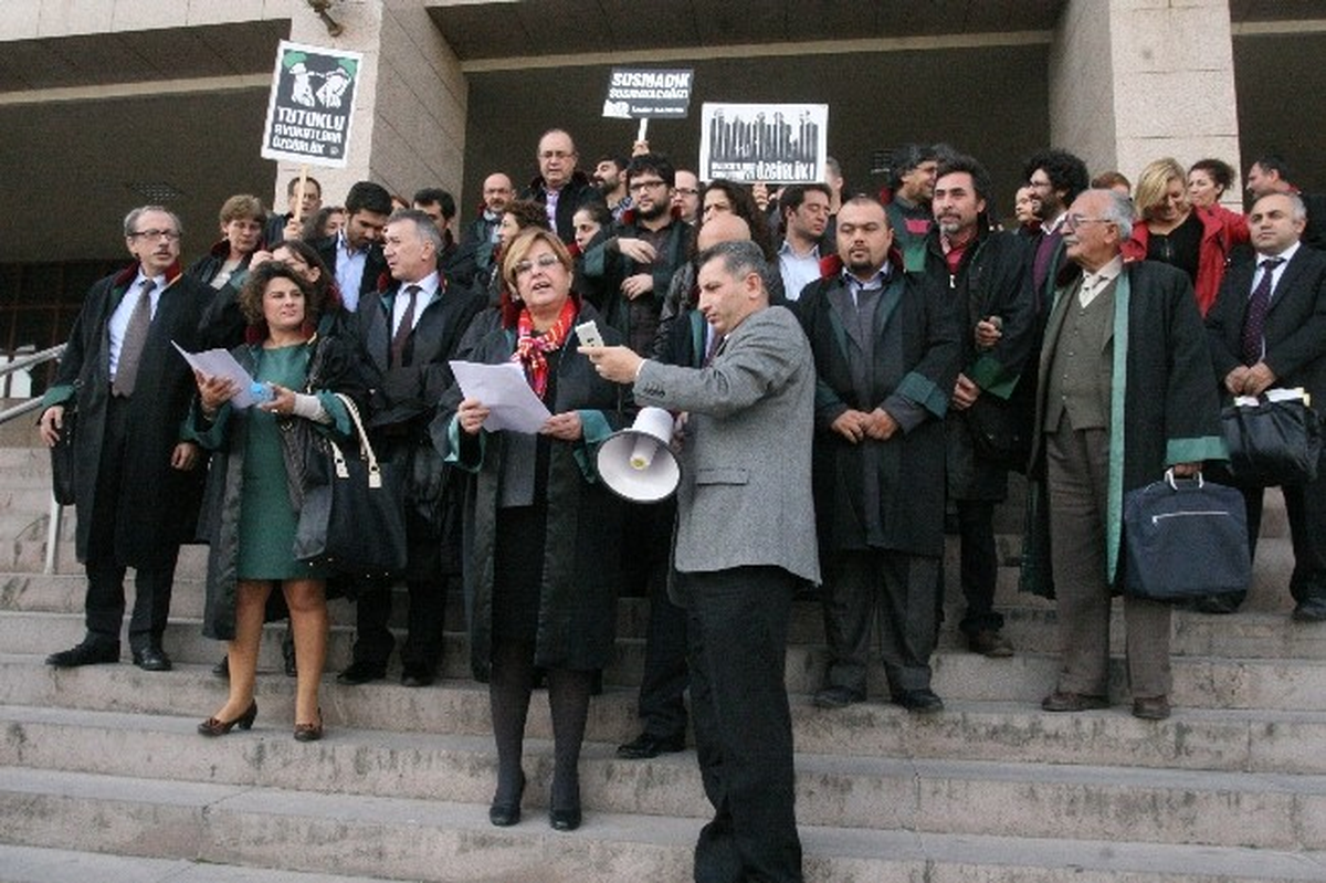İzmir Barosu\'ndan Tutuklu Avukatlara Destek Çağrısı