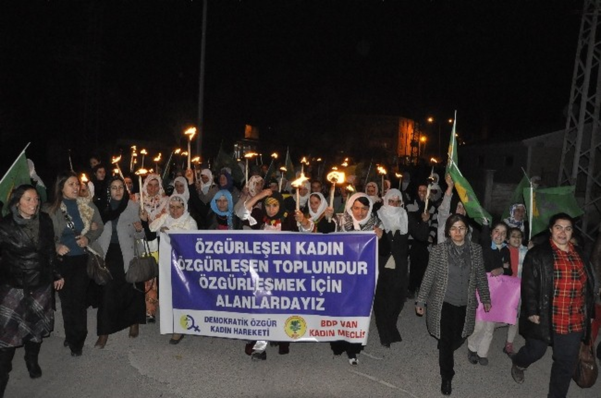 Van\'da Kadınlardan Meşaleli Yürüyüş