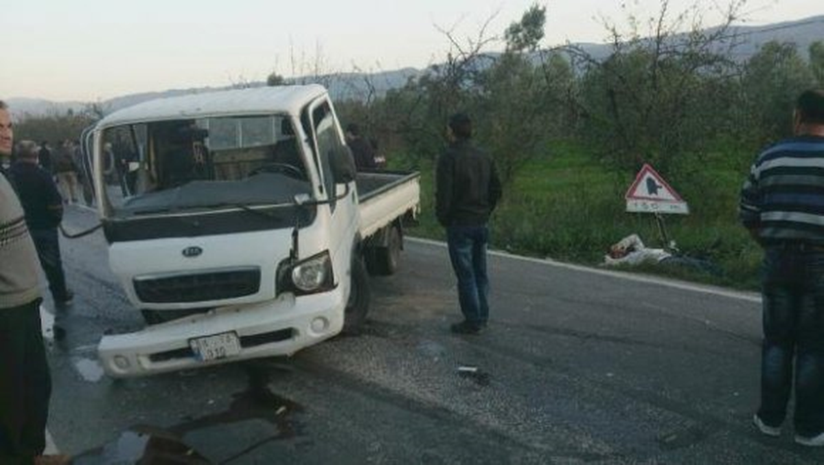 Kamyonetle otomobil çarpıştı: 4 yaralı