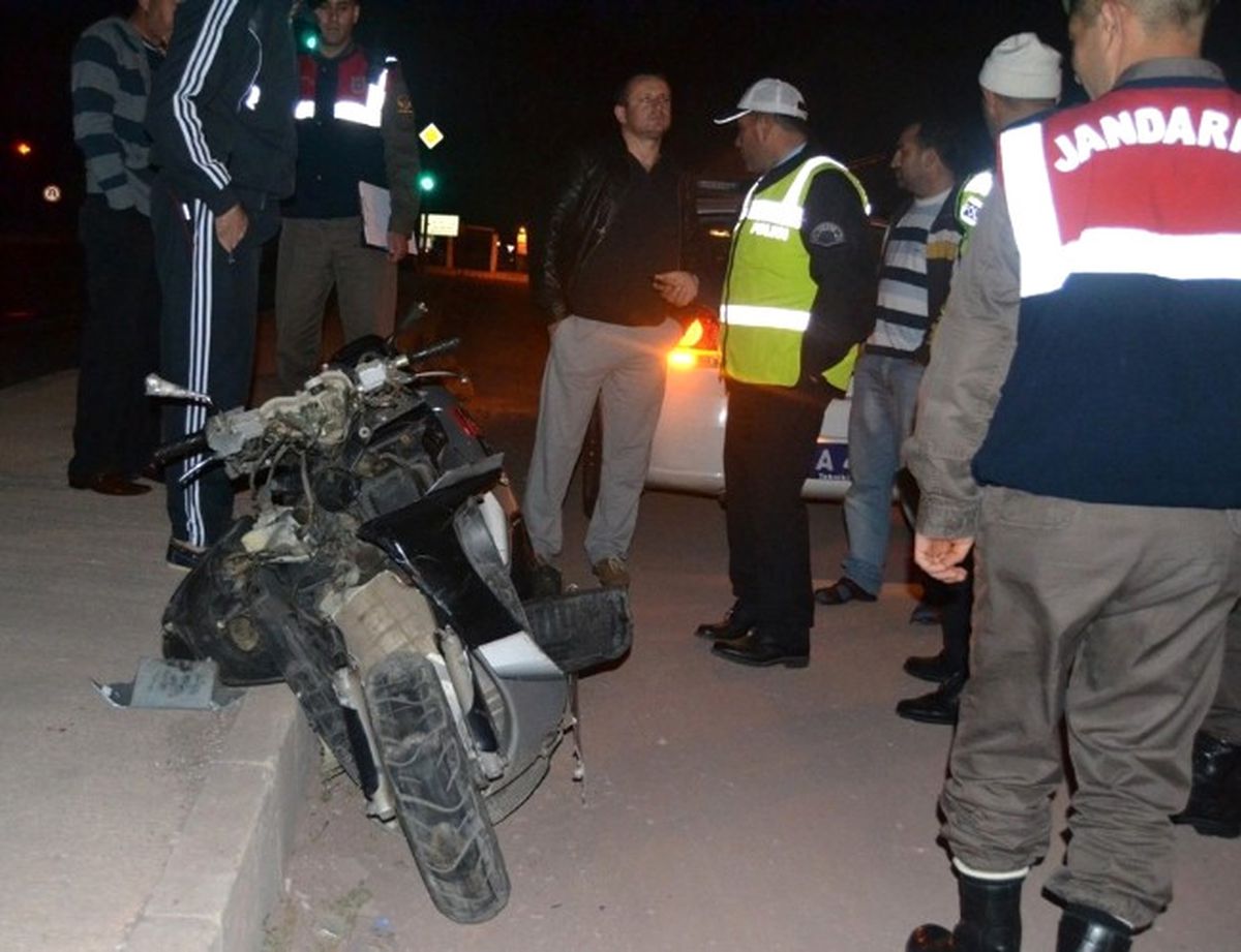 Kasksız Motosiklet Sürücüsü Tır\'a Arkadan Çarptı