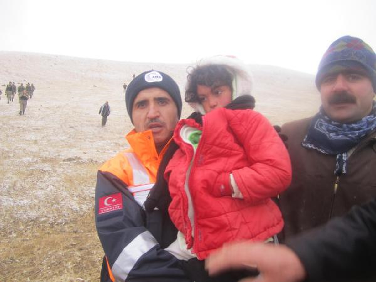 Kaybolan 7 Yaşındaki Kız, 18 Saat Sonra Karlı Dağda Bulundu