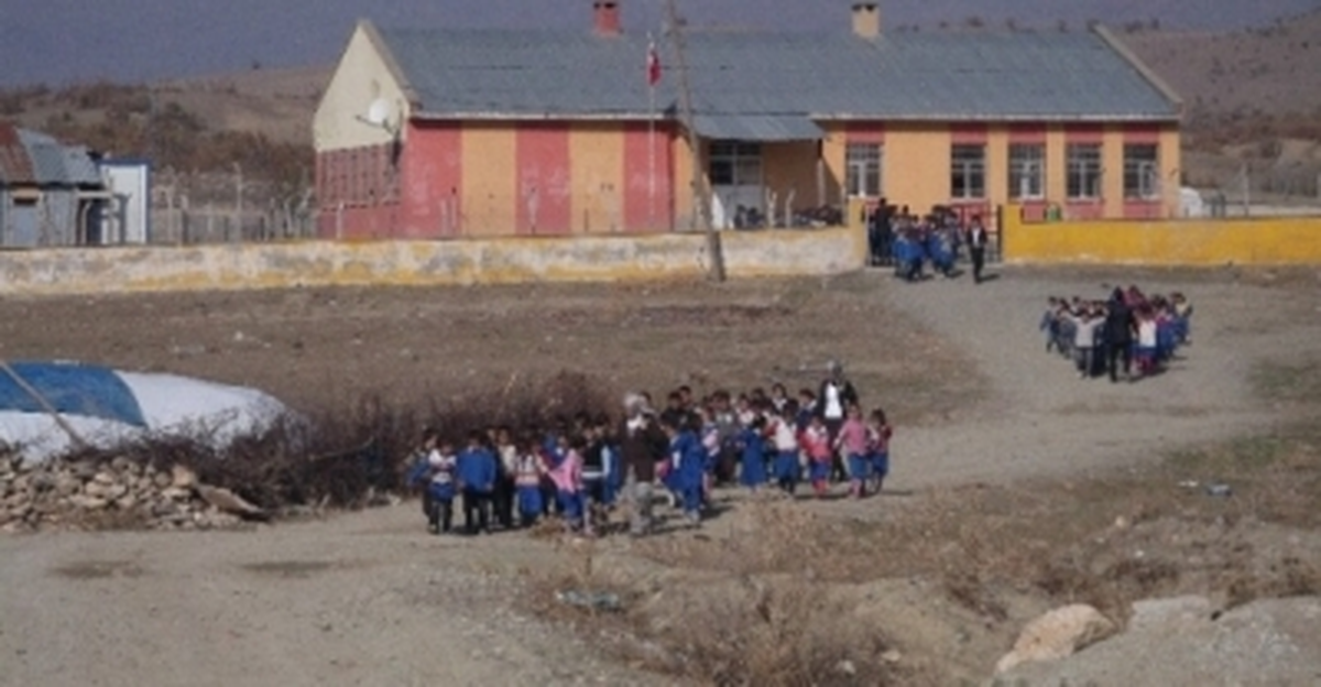 Komutan\'dan Öğrencilere Okul Geçidi Kıyafeti