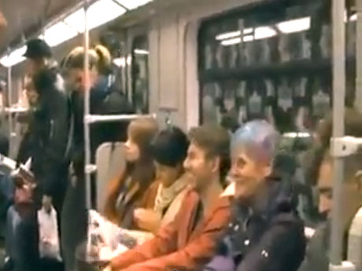 Metroda Gülen İki Yolcu 'Kelebek Etkisi' Yarattı