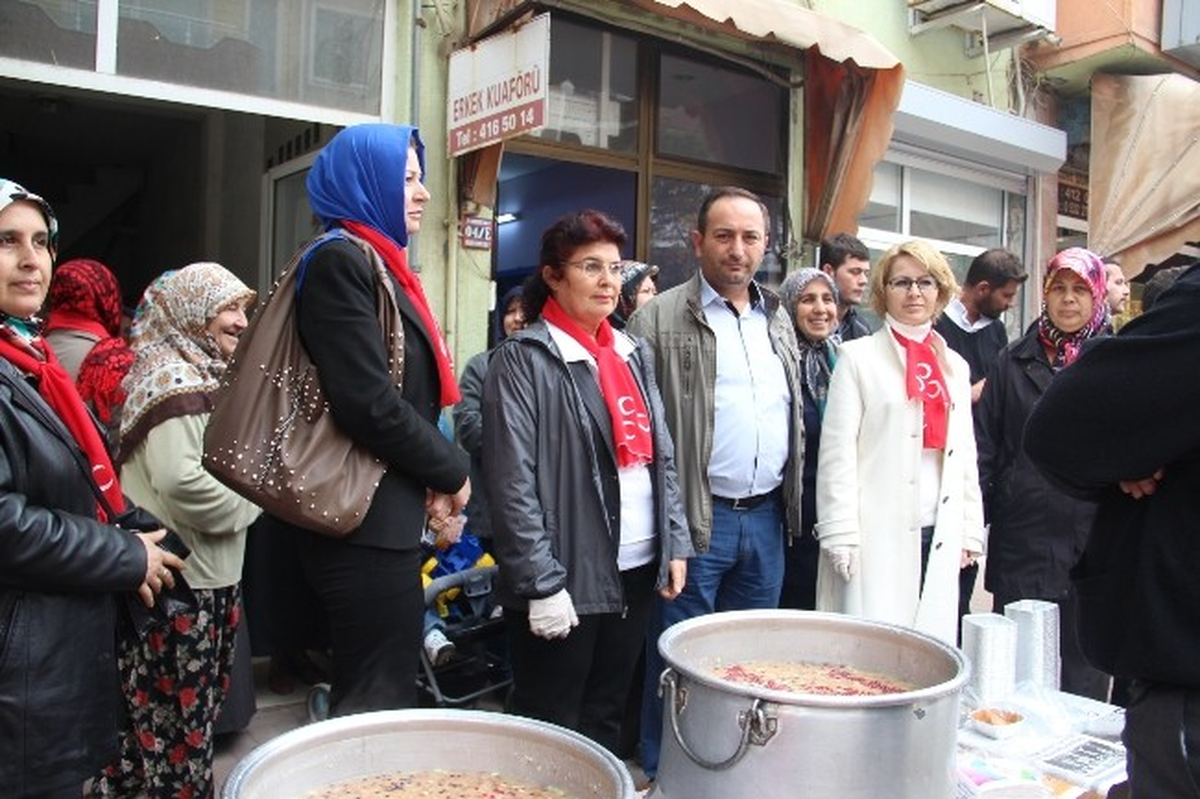 MHP Çan Belediye Başkan Adayı Sevim Öz Aşure Dağıttı