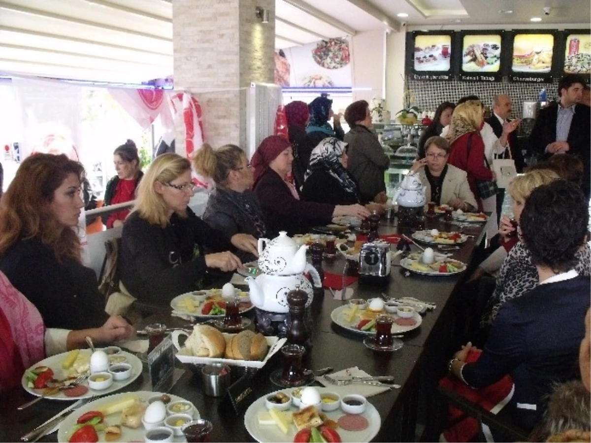 MHP\'li Kadınlar Kahvaltıda Bir Araya Geldiler