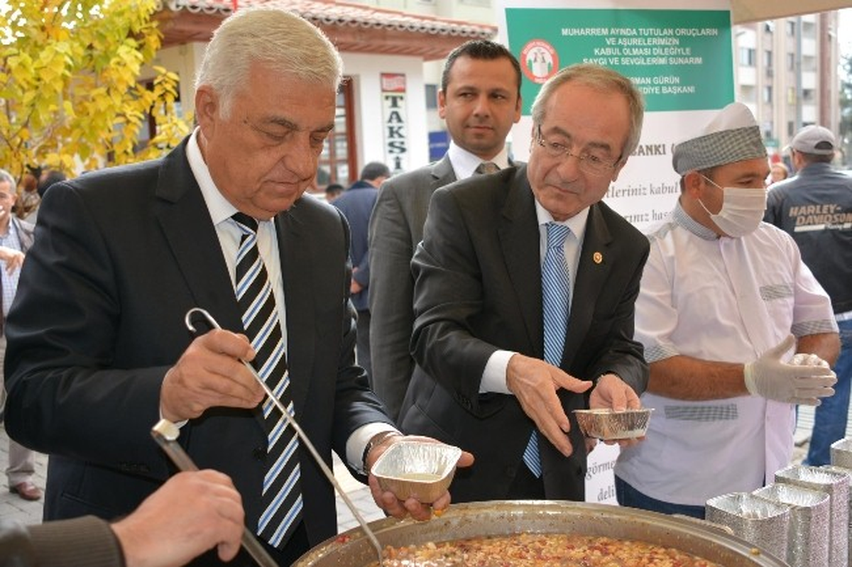 Muğla Belediyesi Aşure Dağıttı