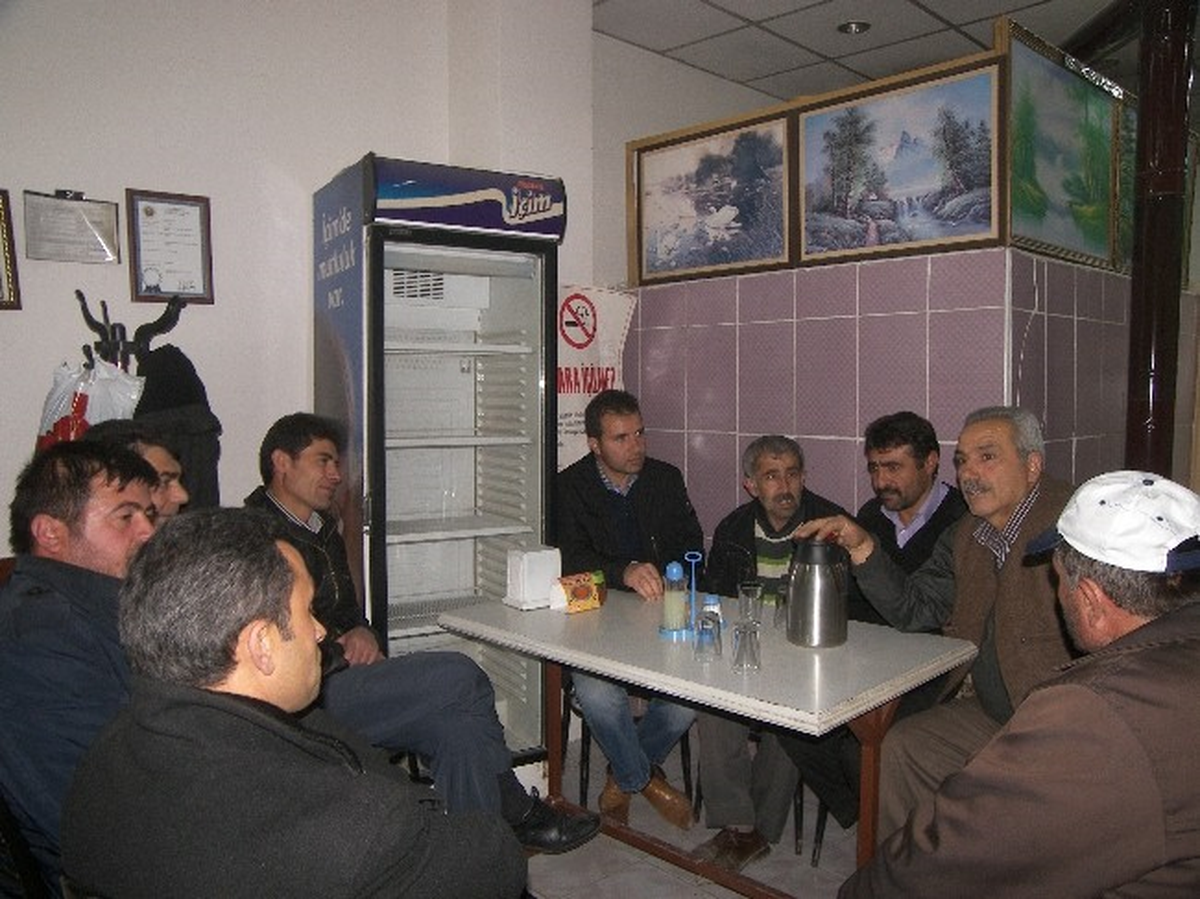 Narman Esnaf ve Sanatkarlar Odası Başkanı Sinan Satıcı, İlçedeki Kıraathane İşletmecileriyle...