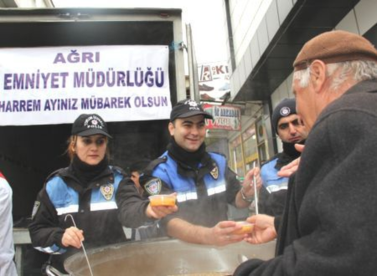 Polis Vatandaşlara Aşure Dağıttı