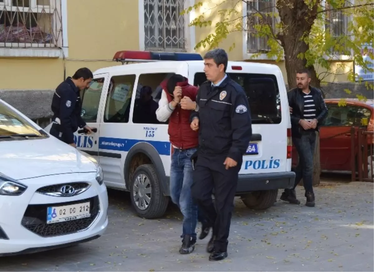 Besni\'de Polisi Görünce Kaçan Hırsızlar Yakalandı