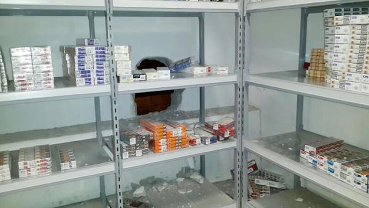 Duvarı Deldip Marketten Sigara Çalan 3 Şüpheli Yakalandı