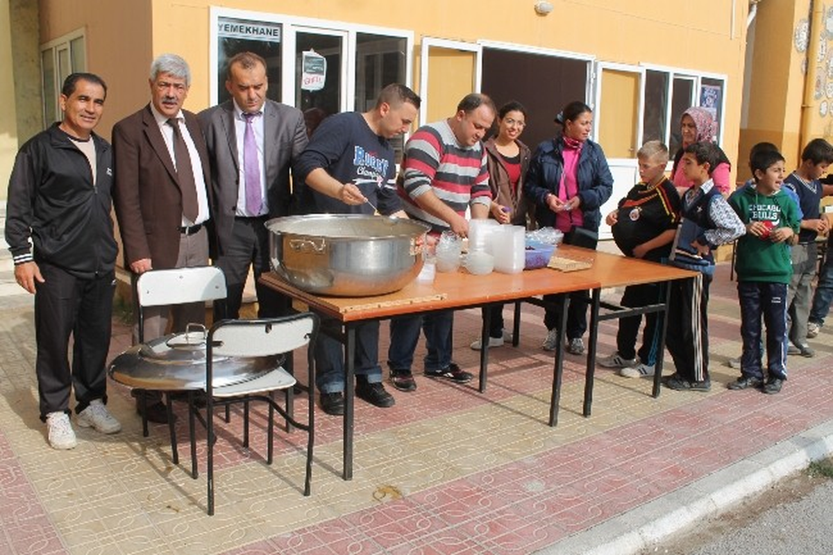 Selçuk\'taki Okularda Aşure Kuyrukları Oluştu