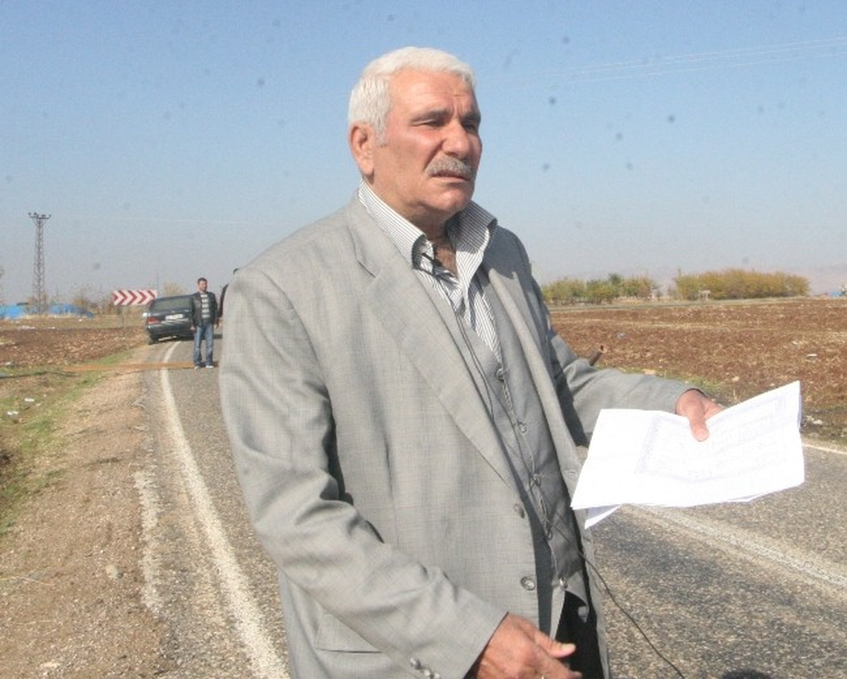 Silvan\'da Bir Vatandaş Karayolunda Çift Sürecek