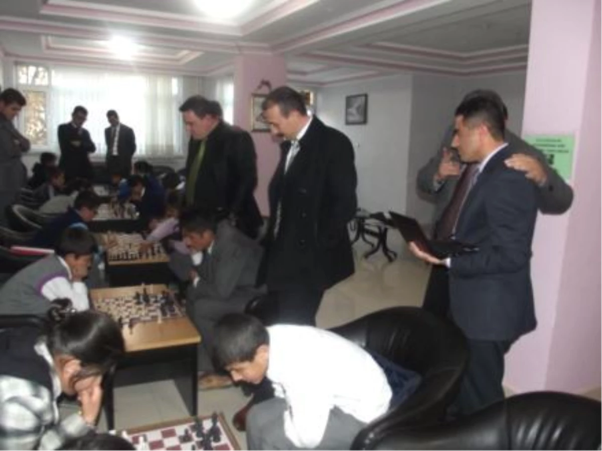Taşlıçay\'da Satranç Turnuvası Düzenlendi