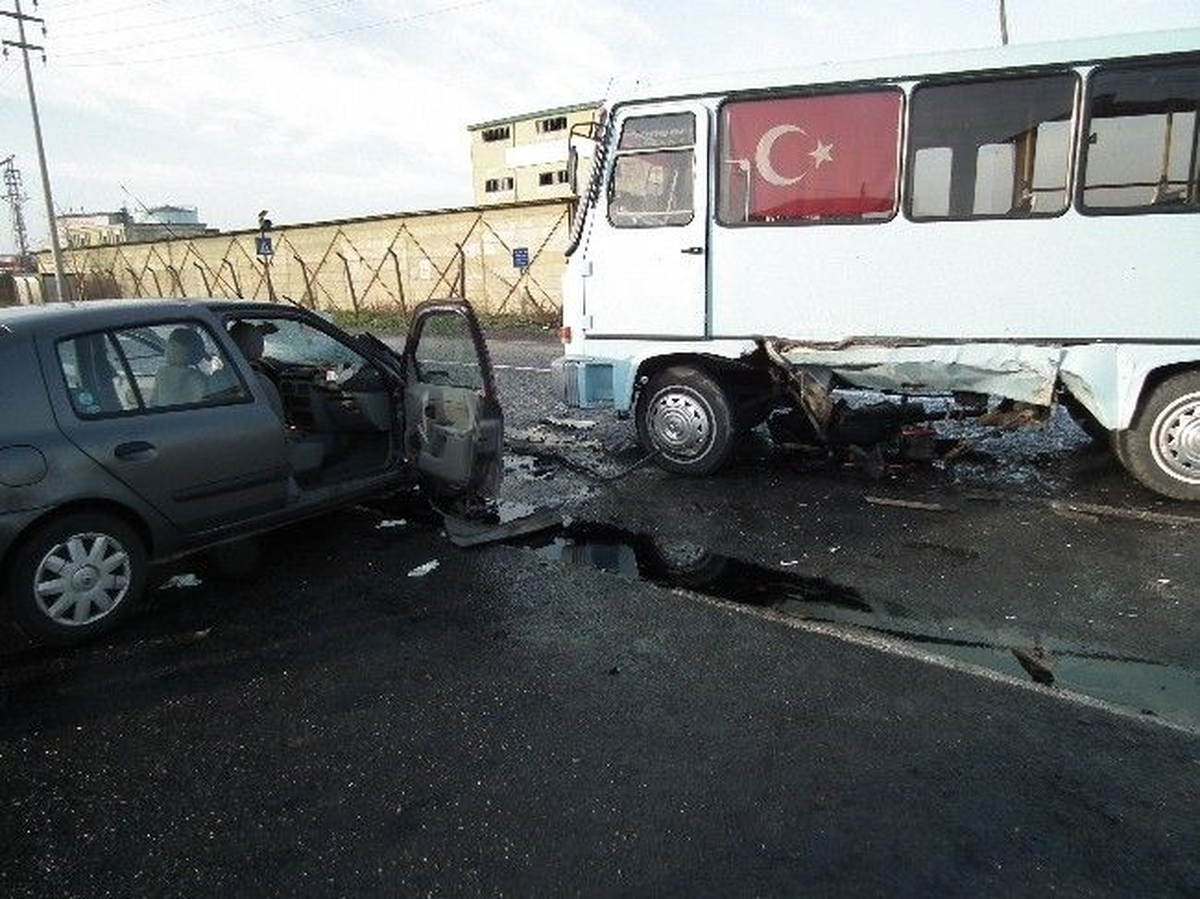 Tekirdağ\'da Minibüs ile Otomobil Çarpıştı: 5 Yaralı