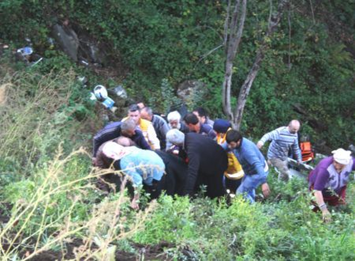 Trabzon\'da Kamyonet Uçuruma Yuvarlandı: 1 Ölü, 2 Yaralı