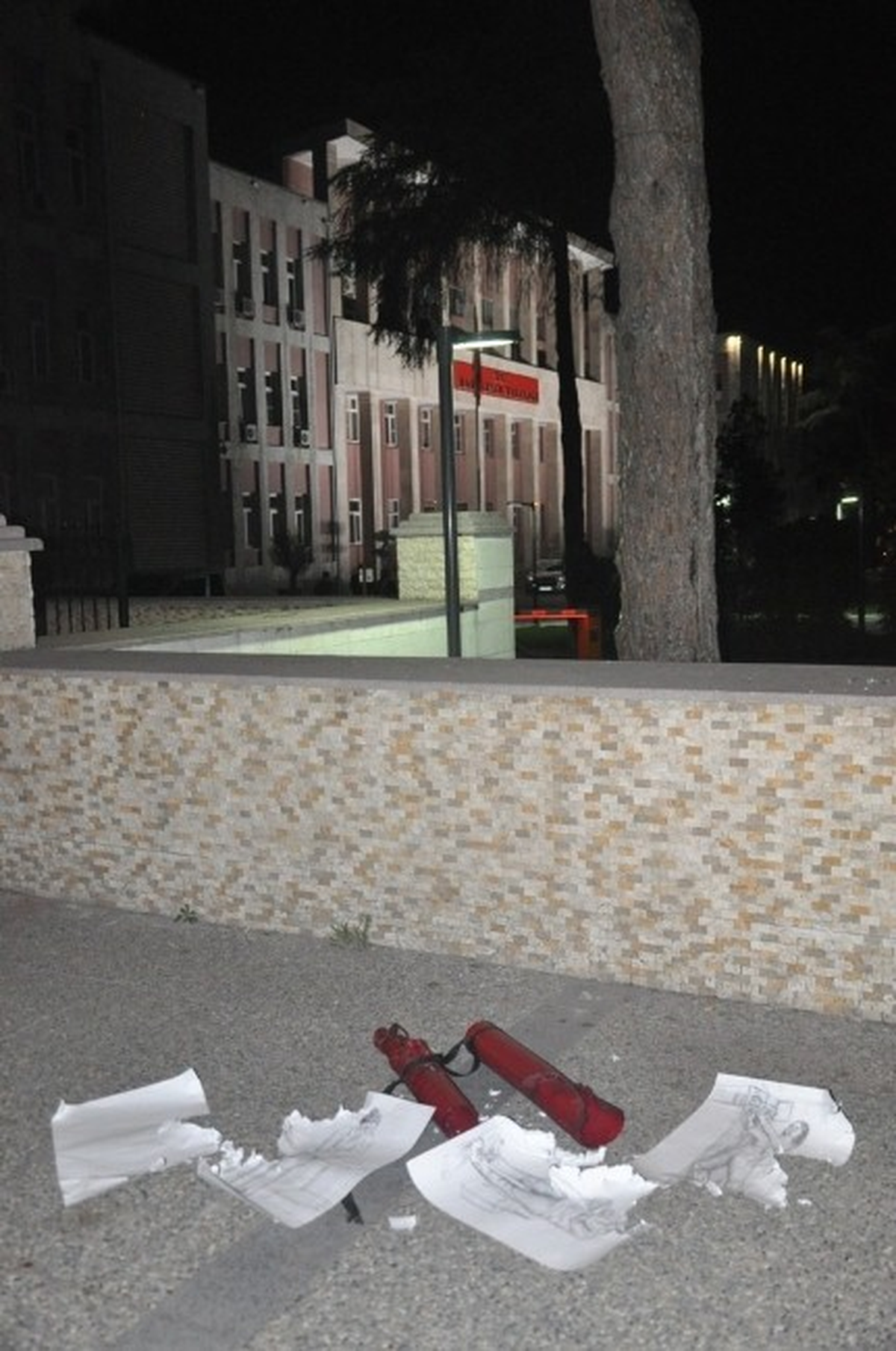 Valilik Duvarındaki Şüpheli Paket Paniğe Yol Açtı