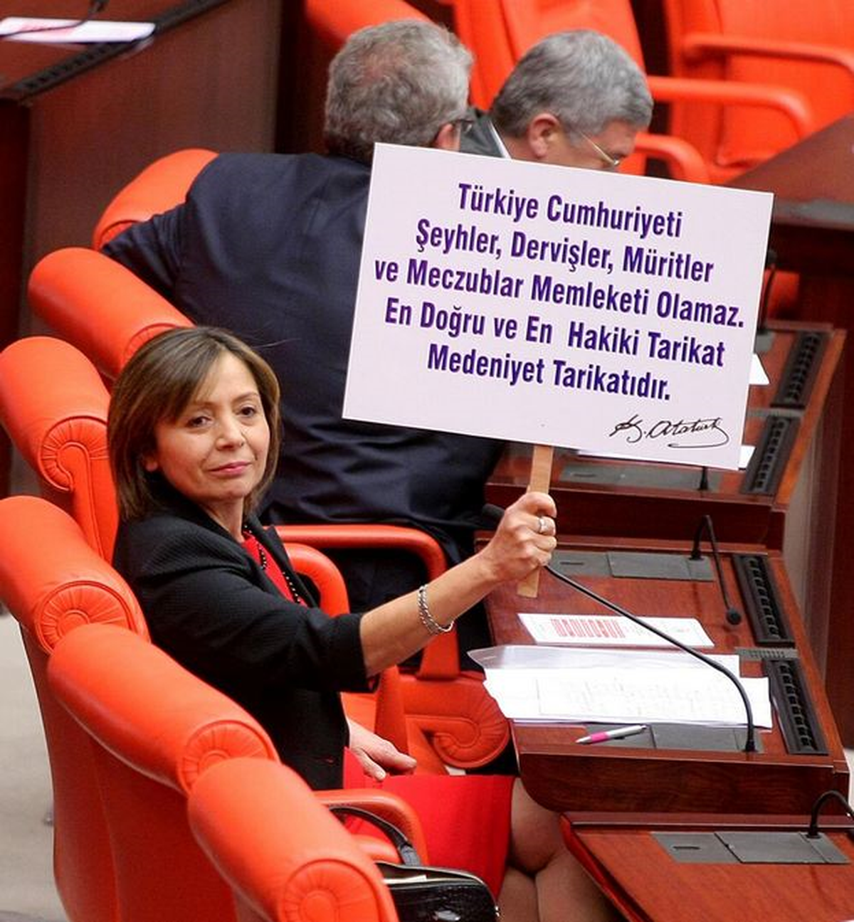 Yakut\'a Tepki Gösteren CHP\'li Yılmaz Meclis\'te Pankart Açtı