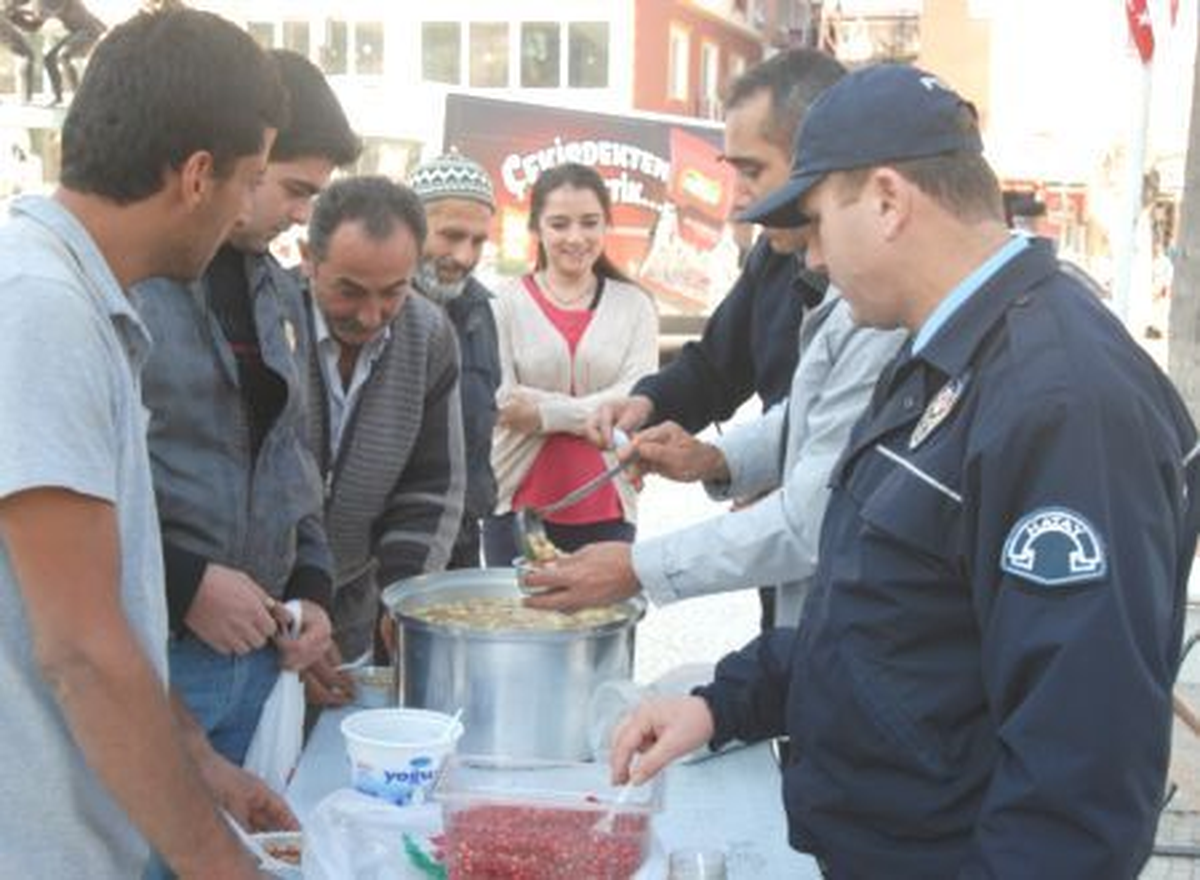 Yayladağı Polisi Aşure Dağıttı